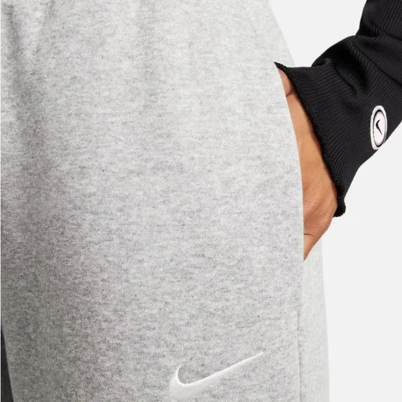 Nike Sportswear Phoenix
Fleece High-Waisted
Wide-Leg Sweatpants - Picture 6 of 14